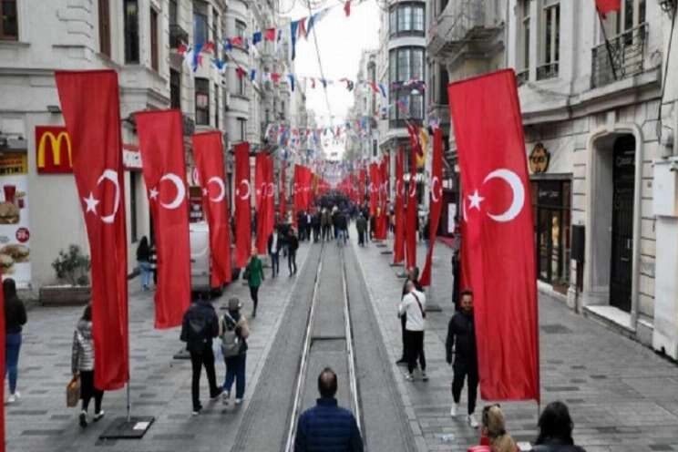 Bin 200 adet Türk Bayrağıyla donatılan İstiklal Caddesi havadan görüntülendi