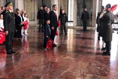 Bakan Özer, çocuklarla birlikte Anıtkabir'de