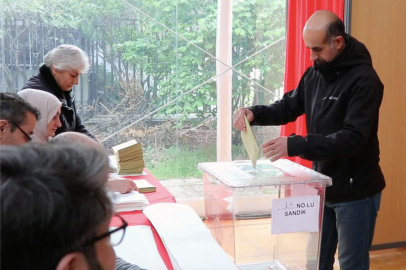 Fransa'daki Türk vatandaşları Cumhurbaşkanlığı seçimi için sandık başında