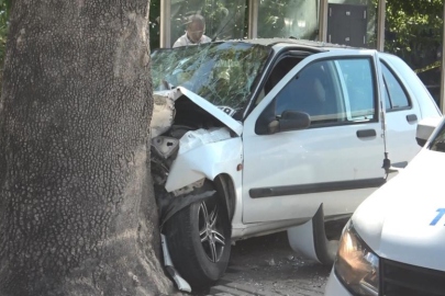 Bursa'da otomobil otobüs durağına daldı: 1'i ağır 3 yaralı