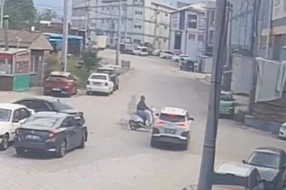 Bursa'da otomobil ile motosikletin çarpışması kamerada
