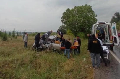 Bursa'da otomobil ile TIR çarpıştı: 3 yaralı
