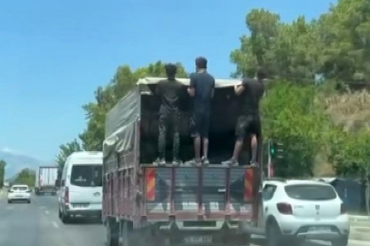 Antalya'da kamyonet kasasında tehlikeli yolculuk kamerada