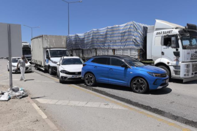 Bursa'da  trafikte 4 araç çarpıştı: 2 yaralı