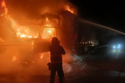 Yalova’da seyir halindeki tır alevlere teslim oldu