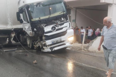 Bursa'da kaygan yolda korkutan kaza: TIR yan yattı