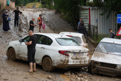 Bursa'da taşan dere araçları böyle önüne kattı...