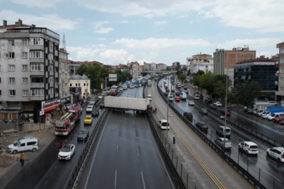 Avcılar’da tır yoldan çıktı: E5 Karayolu trafiğe kapatıldı