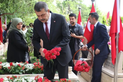 Bakan Tekin, 15 Temmuz Şehitliği'ni ziyaret etti