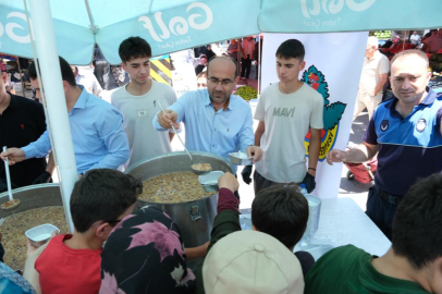 Başkan Tayır, vatandaşlara aşure dağıttı