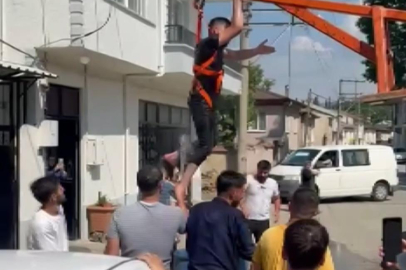 Bursa'da  damadı forklifte astılar, bahçe hortumuyla yıkadılar