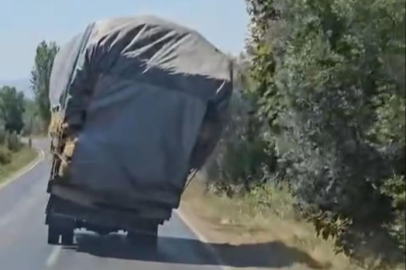 Bursa'da aşırı yükle seyreden kamyonet trafiği tehlikeye attı