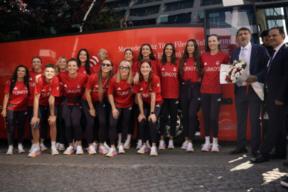 A Milli Kadın Voleybol Takımı'nın Paris yolculuğu başladı