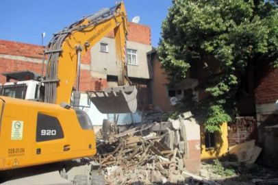 Osmangazi’de metruk binalar bir bir yıkılıyor