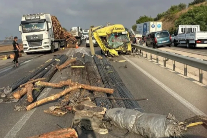 Bursa'da TIR kazası: Ortalık savaş alanına döndü