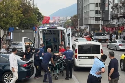 Cadde üzerinde defalarca kendini bıçakladı