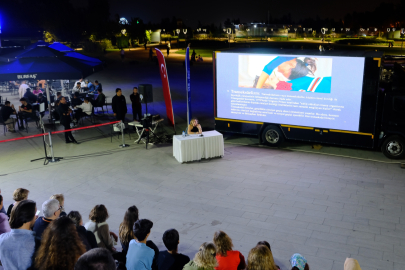 Atatürk Stadyumu Kütüphanesi önünde sinema keyfi