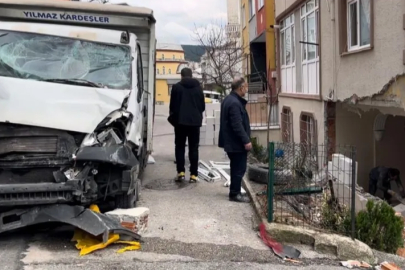 Bursa’da kamyon evin içine girdi! ‘Rüzgardan çatı uçtu sandık’