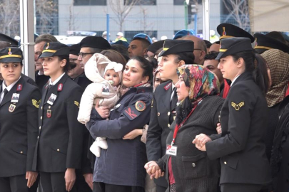 Her şeyden habersiz babasının Türk bayrağına sarılı tabutuna baktı