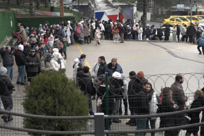 Uludağ’a çıkmak isteyenler metrelerce kuyruk oluşturdu