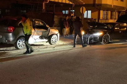 Bursa'da 2 otomobil çarpıştı: 3 yaralı